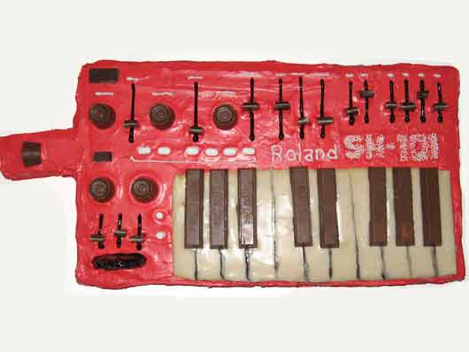 Торт в виде синтезатора Roland SH-101
