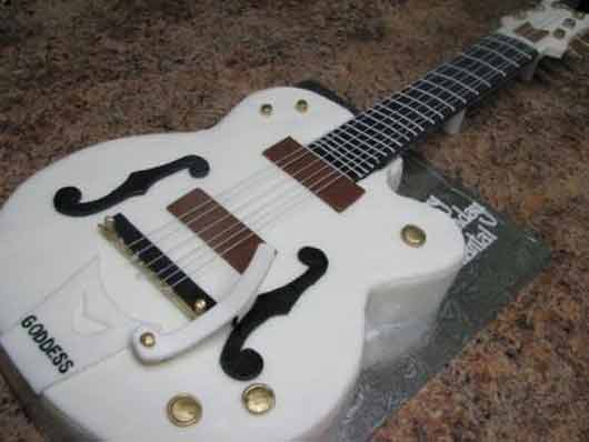 Торт в виде электрогитары Gretsch White Falcon